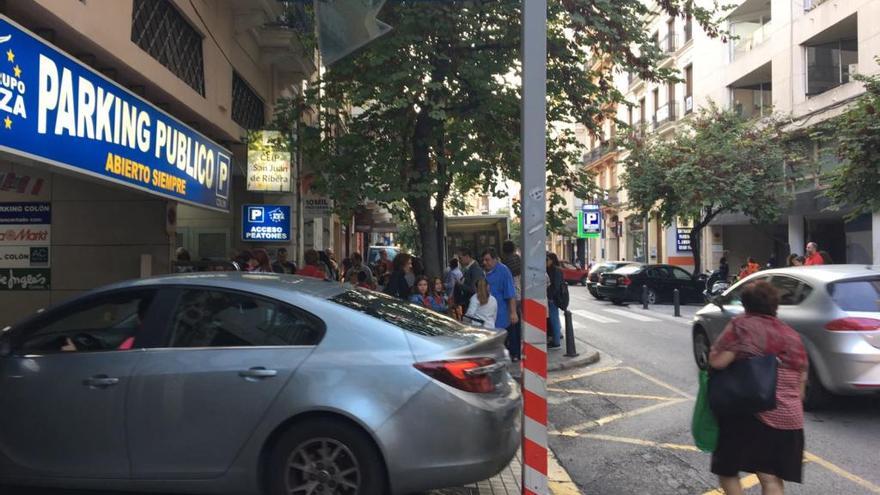 Alumnos, en la puerta del colegio.