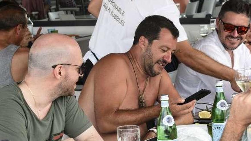 Salvini, ayer, en un restaurante de una playa italiana. // Stefano Cavicchi