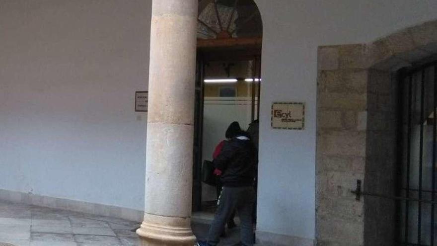 Un hombre accede a las oficinas del Ecyl en Toro, ubicadas en el palacio de los Condes de Requena.