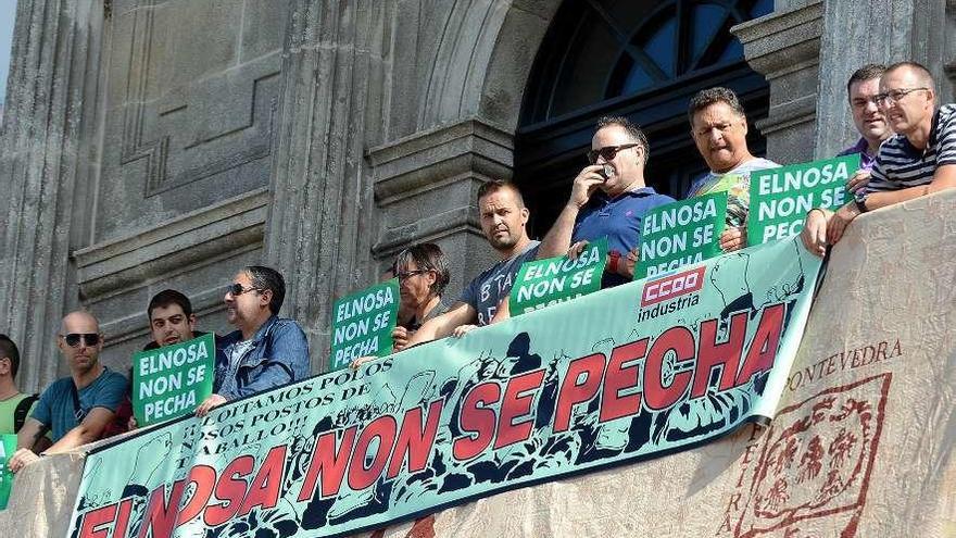 Trabajadores de Elnosa durante una protesta por su permanencia en Pontevedra. // Rafa Vázquez