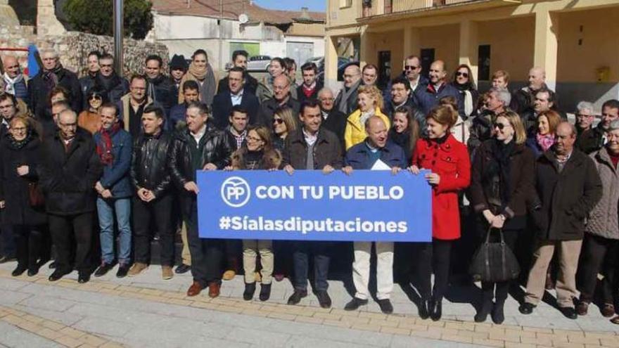 Fernando Martínez Maíllo flanqueado por Mayte Martín Pozo y José María Barrios junto a alcaldes del PP en la provincia y cargos políticos, ayer en Morales del Vino.