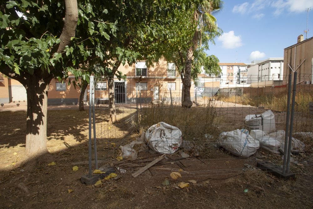 Queja de los vecinos de la Plaza Sant Cristofol de Sagunt, al tener que vivir junto a los restos de una obra parada hace años.