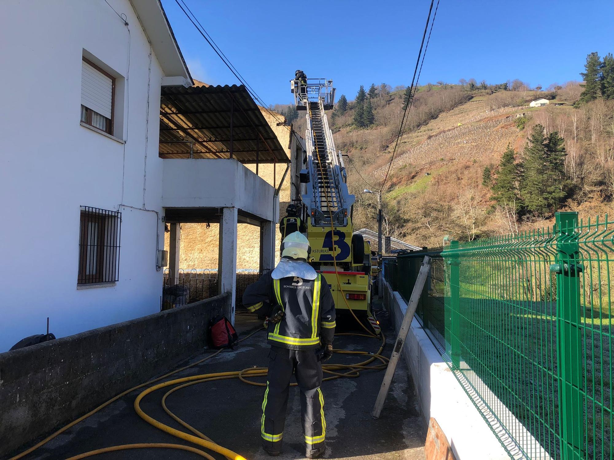 EN IMÁGENES: Muere una mujer y otra resulta herida grave en el incendio de una vivienda en Cangas del Narcea