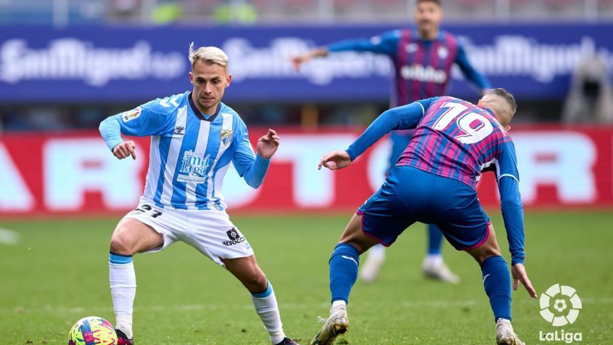 Un lance del partido entre el Málaga CF y el Eibar de este domingo.