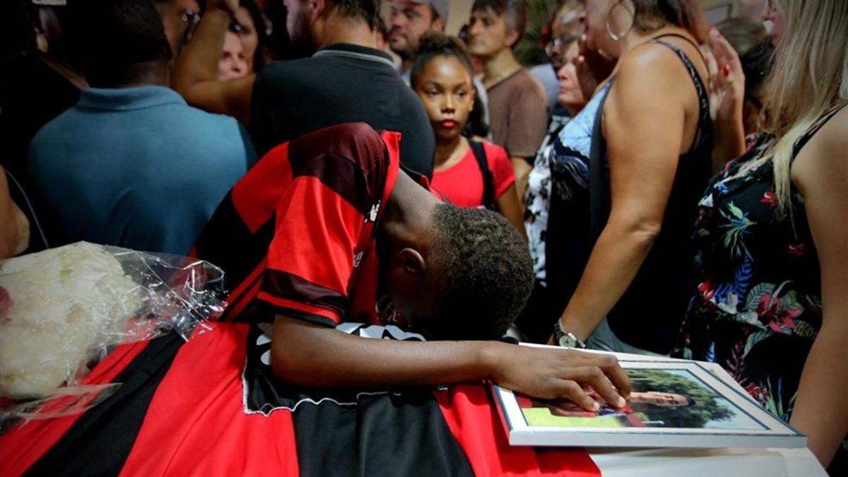 Vinicius Vital llorando durante el funeral de su amigo Arthur Vinicius