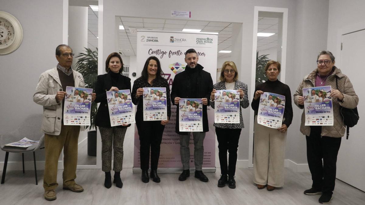 Junta Directiva de Azayca con Laura Huertos (segunda por la izquierda); la concejala de Moraleja del Vino Rebeca Martínez y el monitor de baile David Gallego.