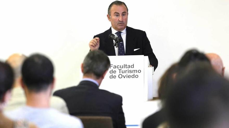 Pablo Junceda, ayer, durante la conferencia que ofreció en la Facultad de Turismo de Oviedo.