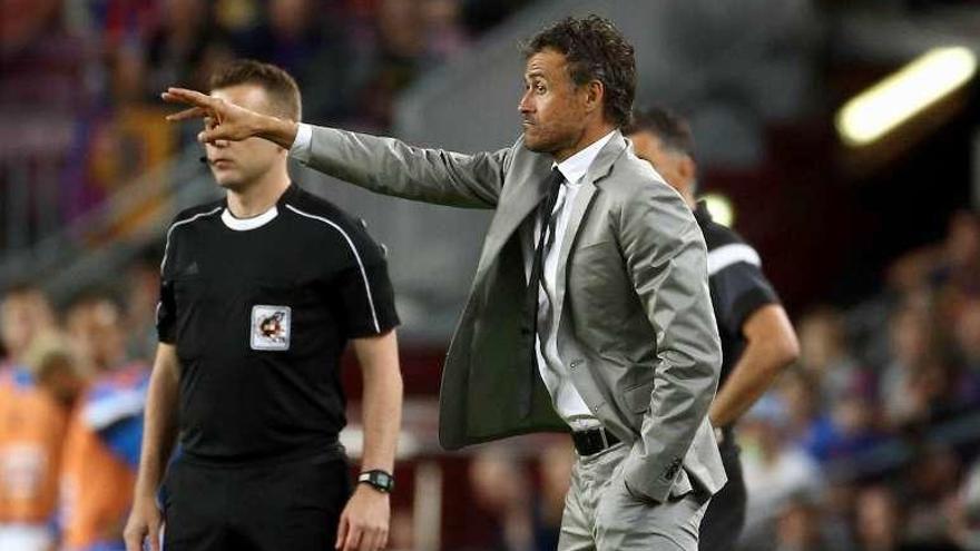 Luis Enrique hace indicaciones a sus jugadores. // Efe