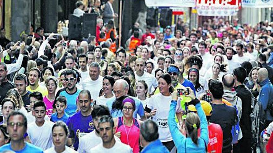 Un grup de corredors durant la passada edició de la cursa.