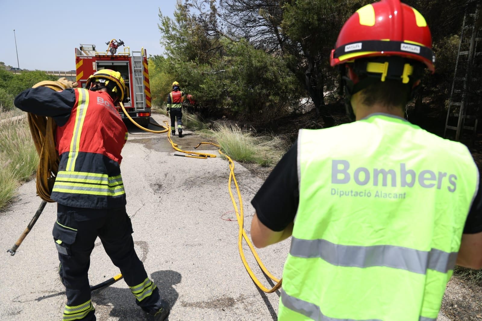 Los bomberos sofocan un fuego junto a la salida del túnel de la autovía