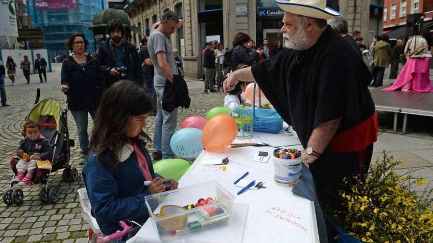 Uno de los puestos instalados por el BNG para conmemorar el Día das Letras Galegas. // Noé Parga