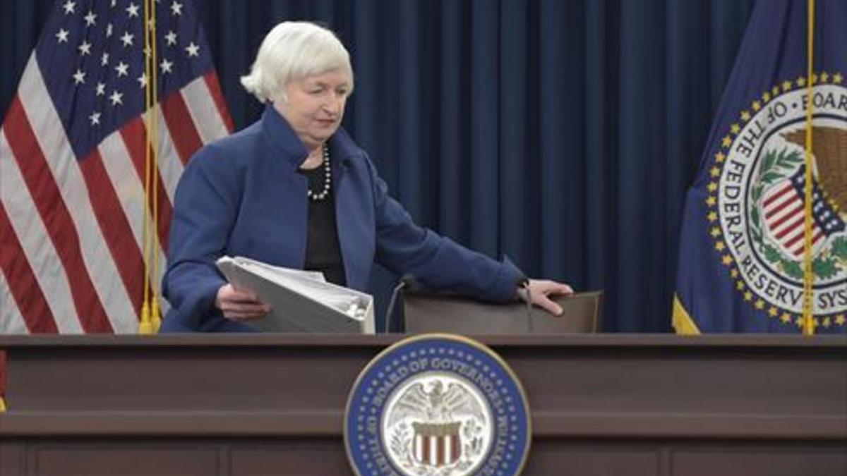 Janet Yellen, presidenta de la Reserva Federal, se dispone a iniciar la rueda de prensa, ayer en Washington.