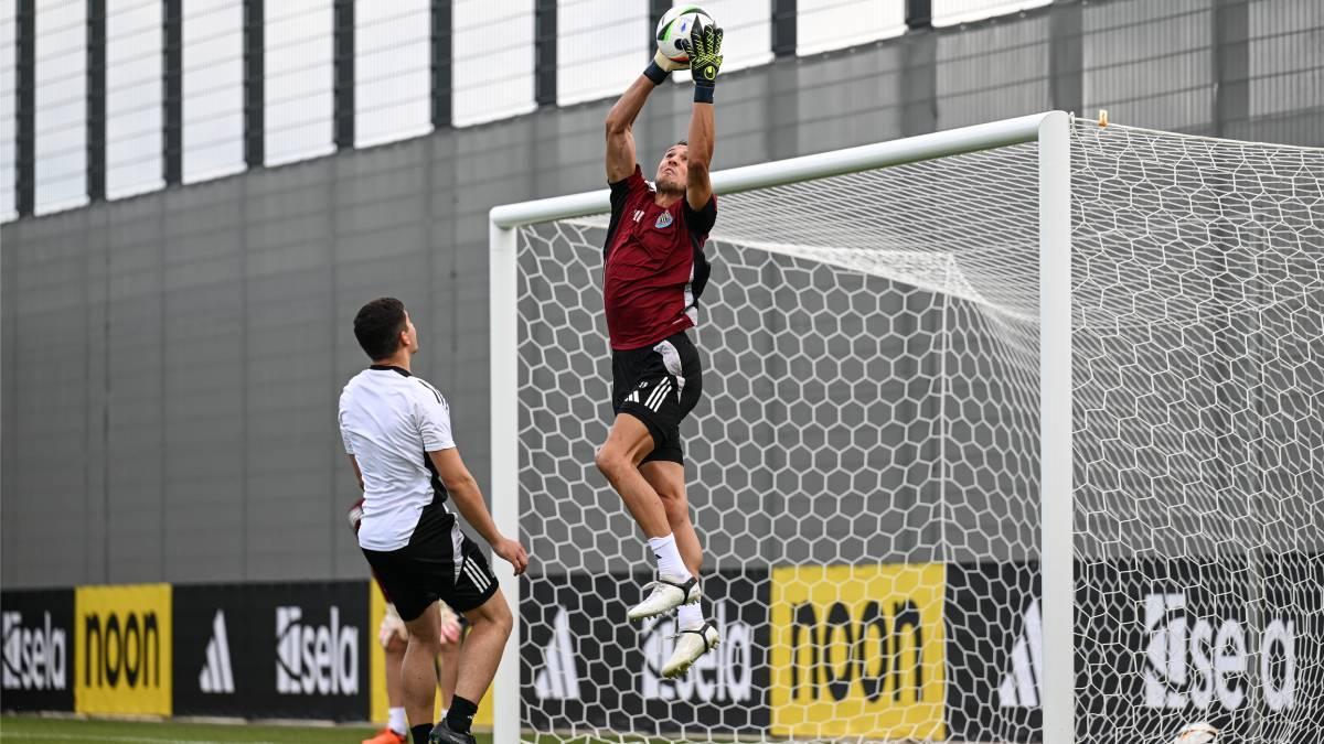 NEWCASTLE UPON TYNE, ENGLAND - JULY 16: Newcastle United Players and Staff during the Pre Season Training session at Adidas HomeGround Training Facilities on July 16, 2024 in Herzogenaurach, Germany. (Photo by Serena Taylor/Newcastle United via Getty Images)