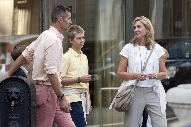 La infanta Cristina e Iñaki Urdangarin con su hijo Juan Urdangarin en Ginebra, año 2013.