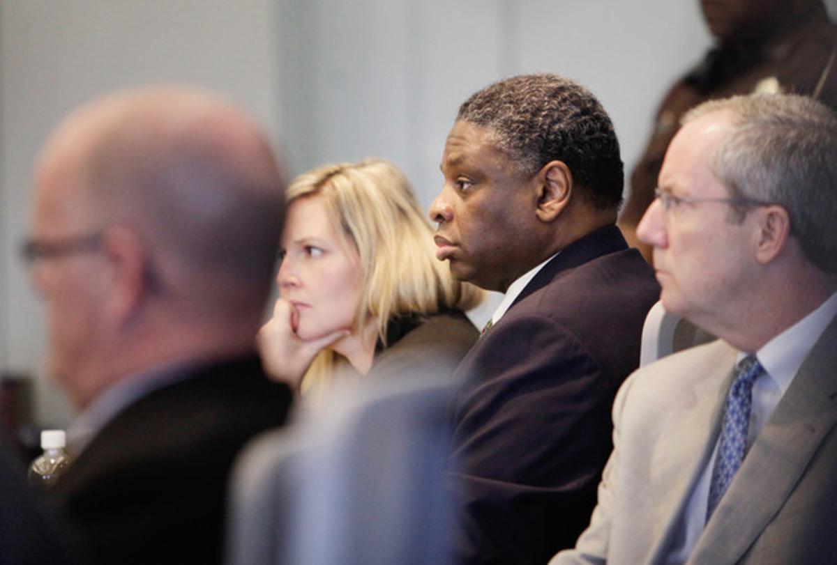 Joseph Anthony Mitchell, el segundo por la izquierda, escucha el veredicto del jurado