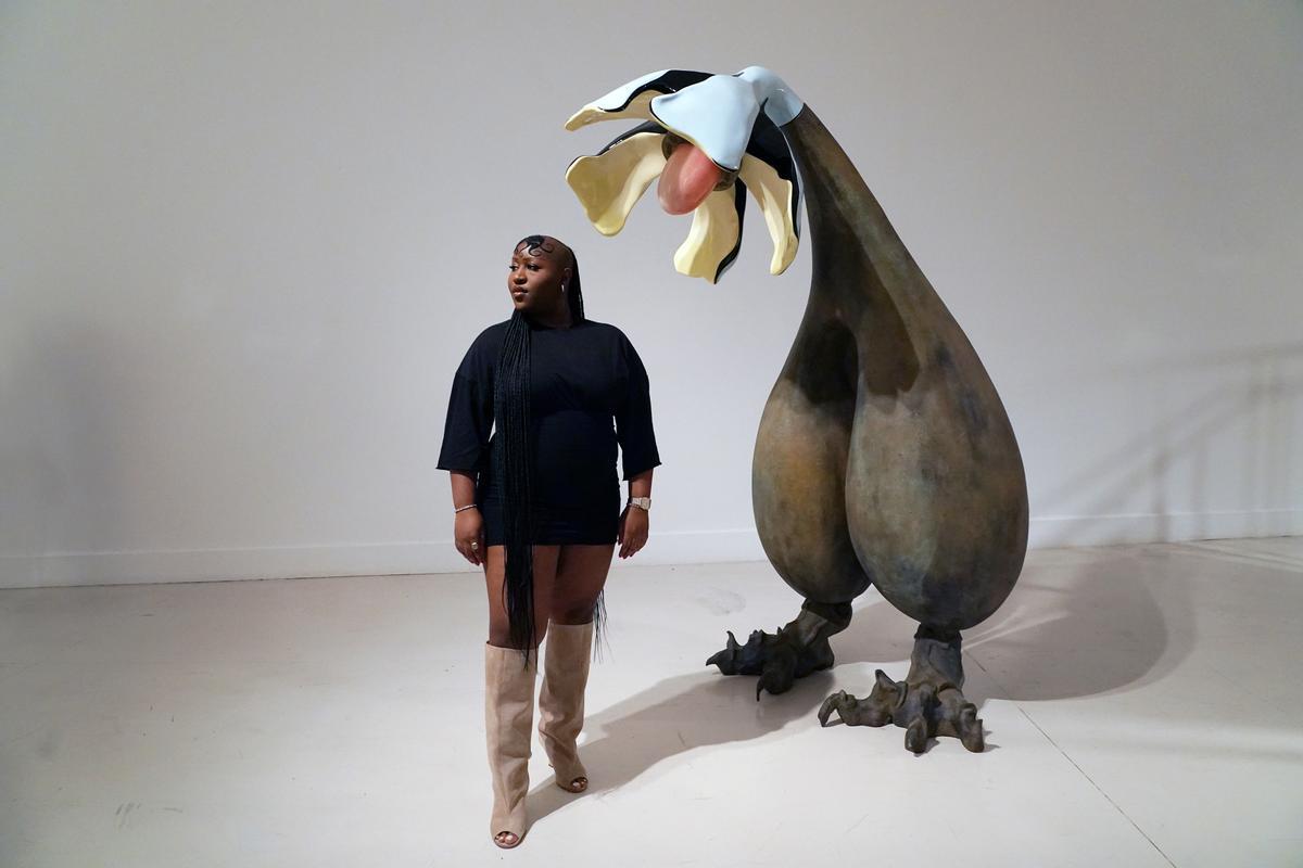 La  artista visual estadounidense, Theresa Chromatic, posa en una de sus obras en el Centro de Arte Contemporáneo de Málaga donde se ha presentado su exposición  'Rehearsal for Joy'.