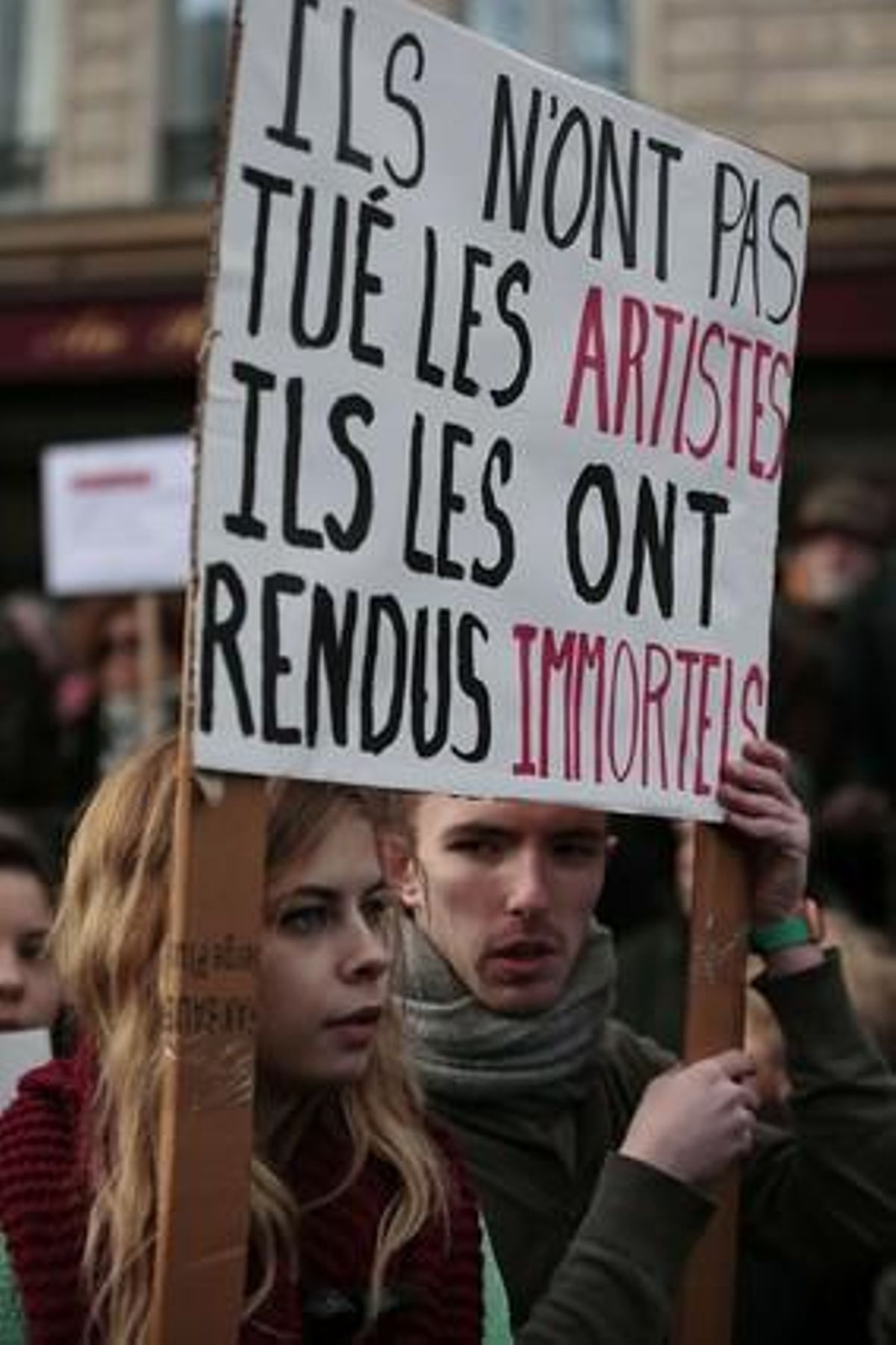 Pancarta No han matar els artistes, els han fet immortals, en la manifestació multitudinària de París.