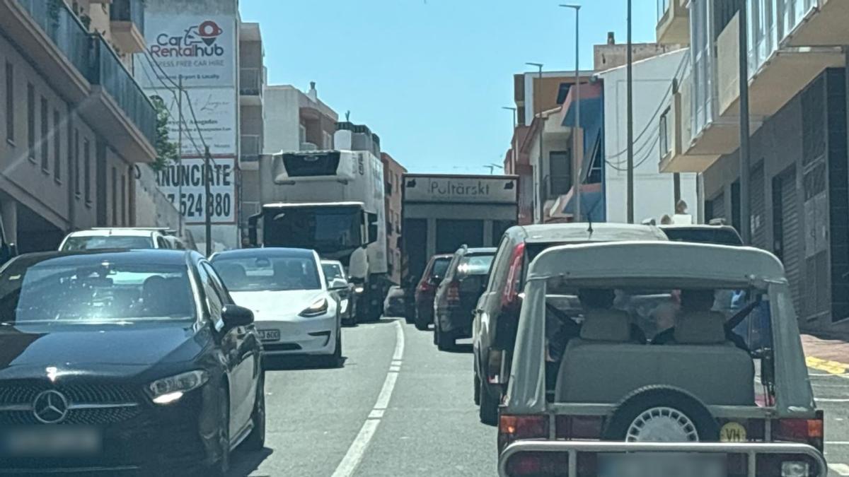 Colapso de coches en las dos direcciones de la travesía urbana