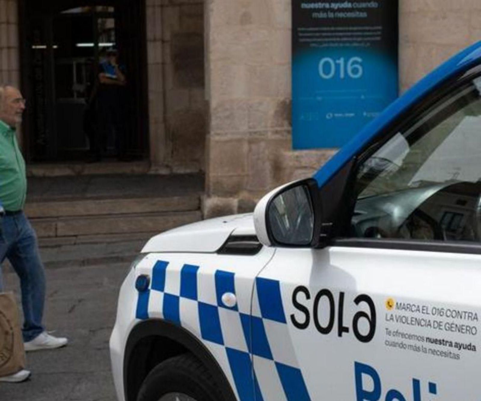 Un coche de la Policía Municipal con el número 016 para denunciar casos de violencia de género.