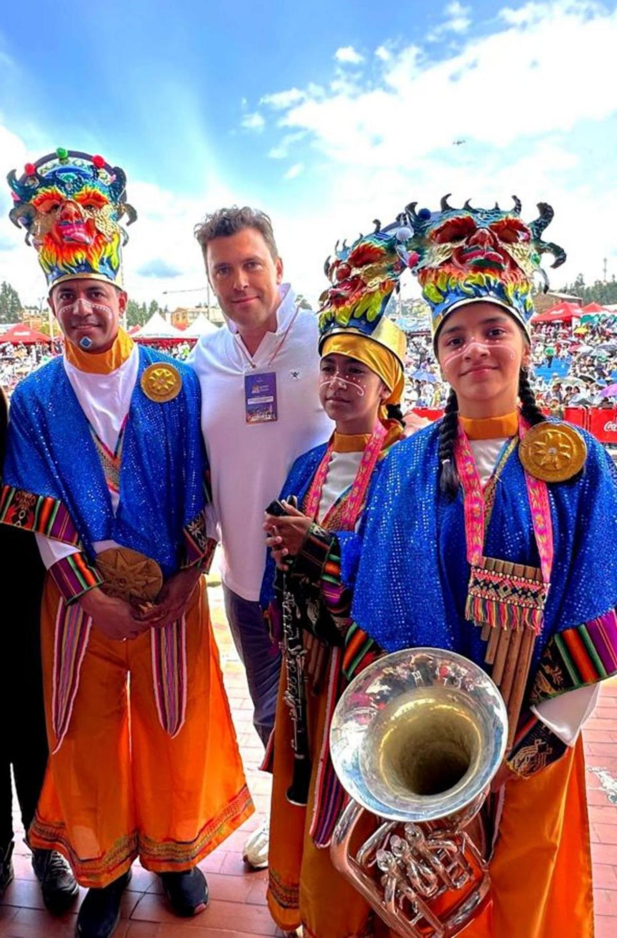 El director de la Banda de Música de Oviedo, David Colado, junto a tres miembros de una de las bandas participantes.