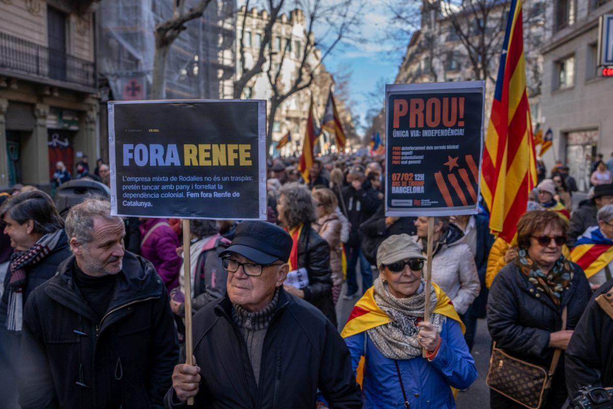 Los partidos y entidades independentistas arremeten contra el Govern y el Estado por Rodalies
