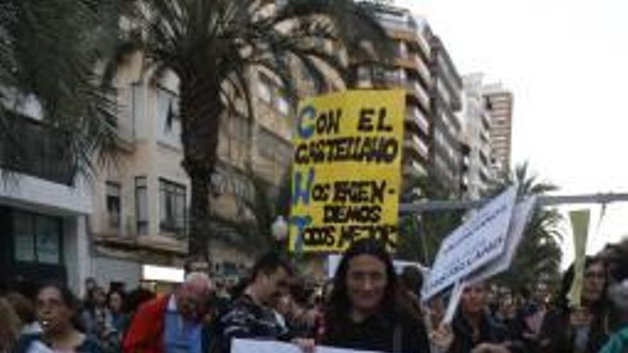 Padres de la concertada y de la pública se han movilizado contra el plurilingüismo en Alicante.