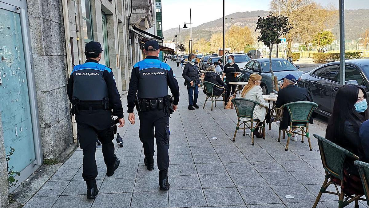 La patrulla de la Policía de Moaña, inspeccionando el cumplimiento de las normas en terrazas.   | // S.Á.