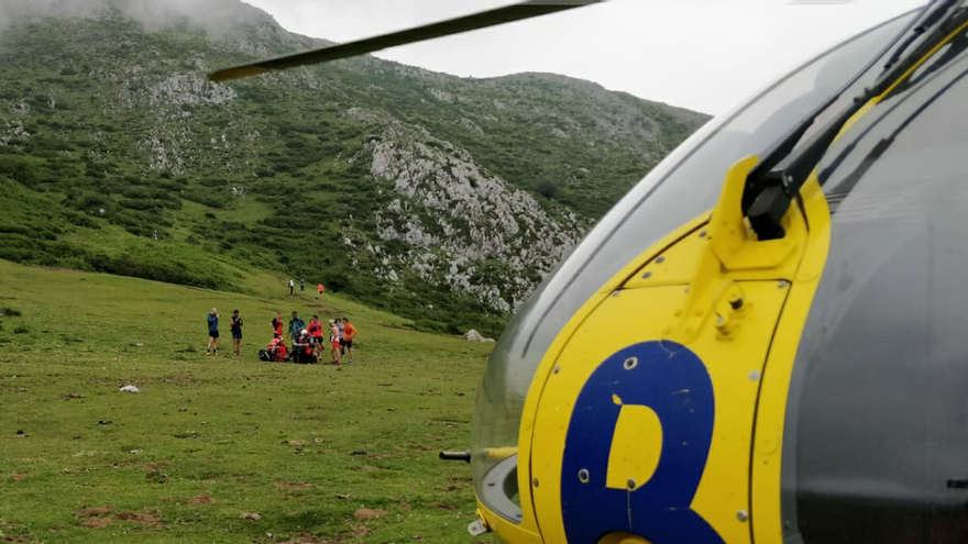 Rescatan en helicóptero a un joven que se fracturó una pierna en el Picu Pienzu (Parres)