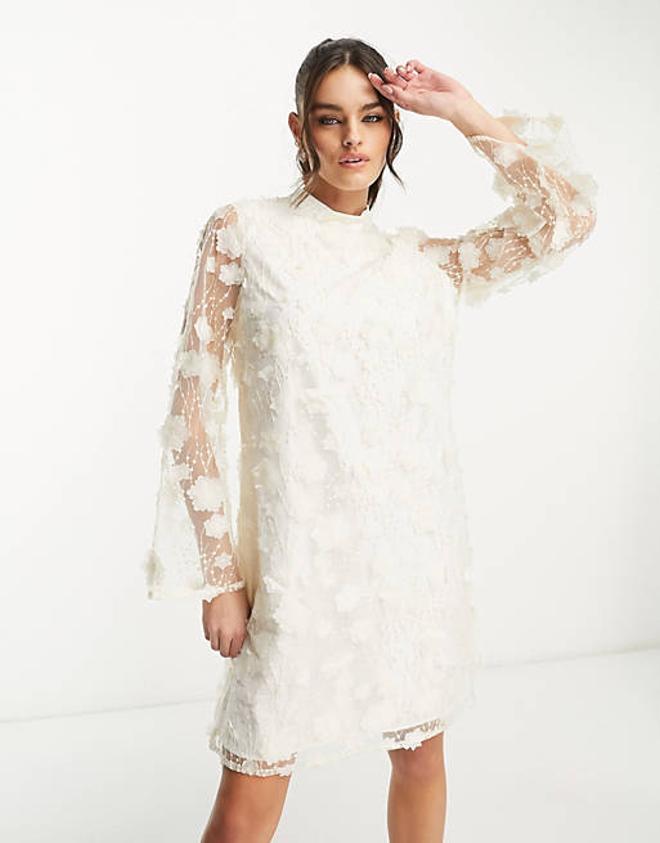 Vestido corto blanco con diseño floral 3D de Y.A.S