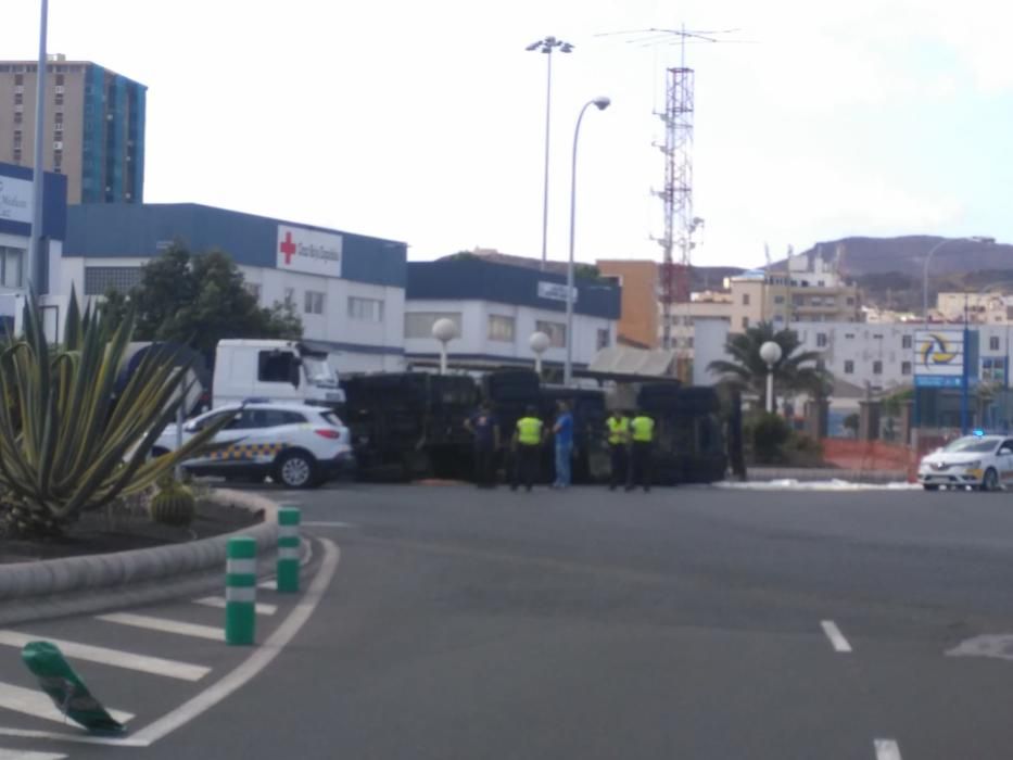 Vuelco de un camión cisterna en el Puerto de la Luz