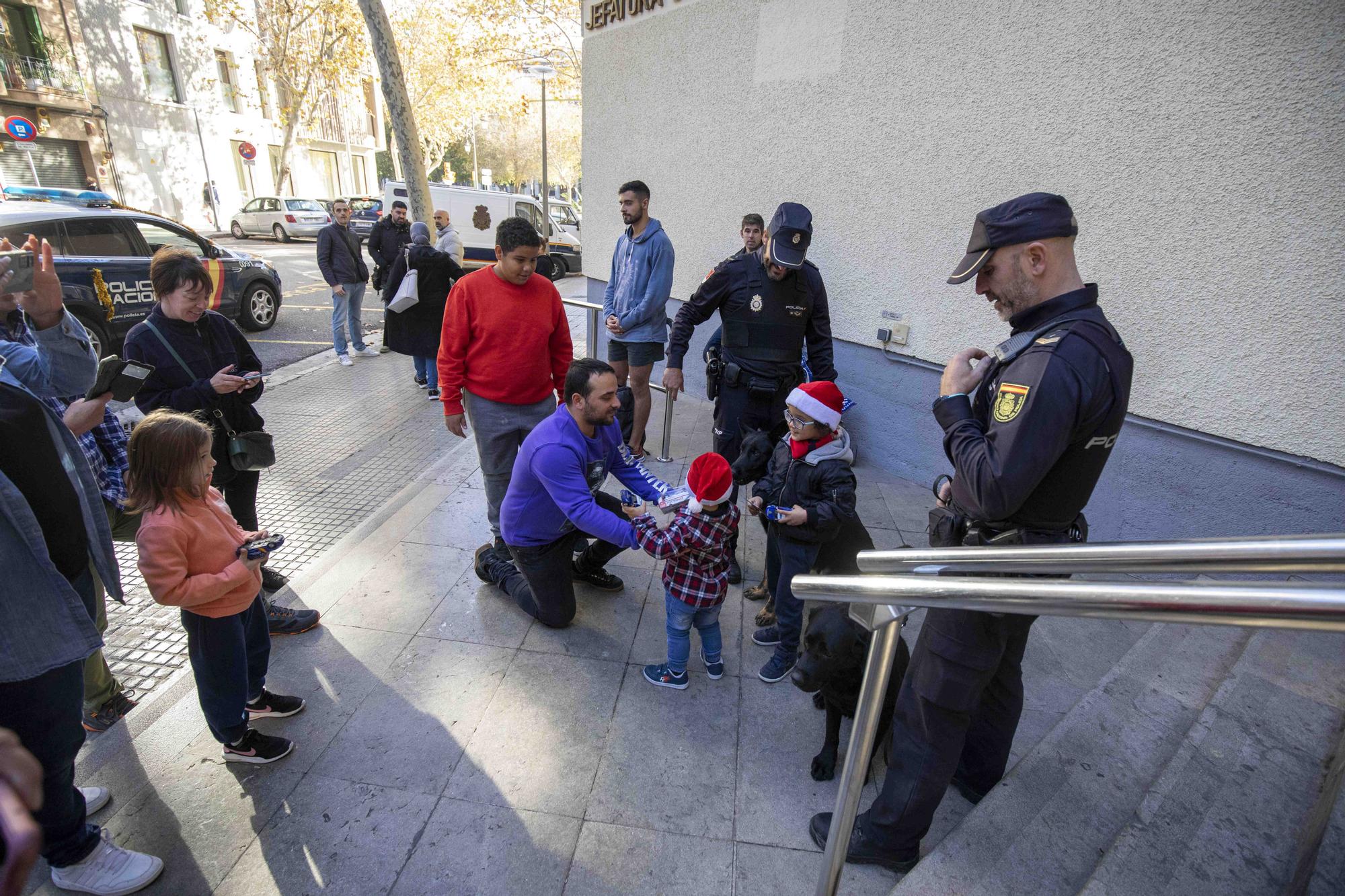 Papá Noel visita la Jefatura de Policía en Palma