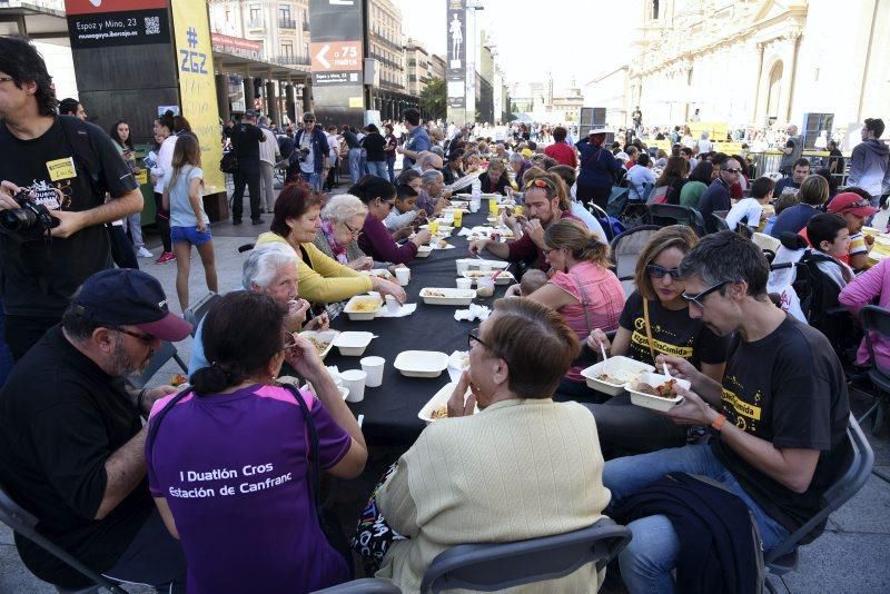 Miles de personas comen en la plaza del Pilar alimentos que iban a desecharse