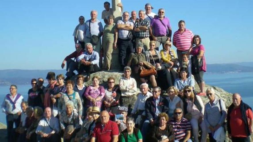 Los vecinos de Pontesampaio visitan la Costa da Morte