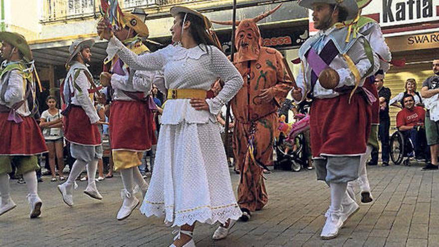 Los Cossiers brindaron sus ancestrales danzas con motivo de la ´Festa del Sant Crist i Cinquagesma´.