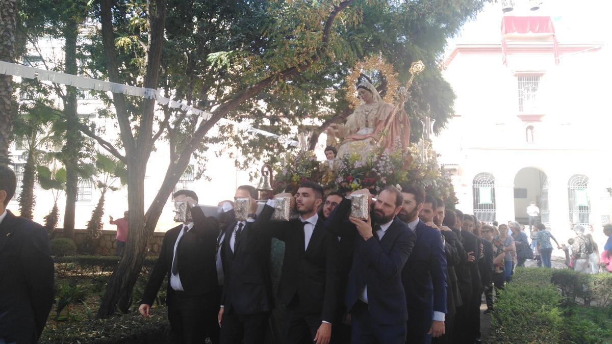 La Divina Pastora, en la plaza de Capuchinos, justo después de salir de su templo.