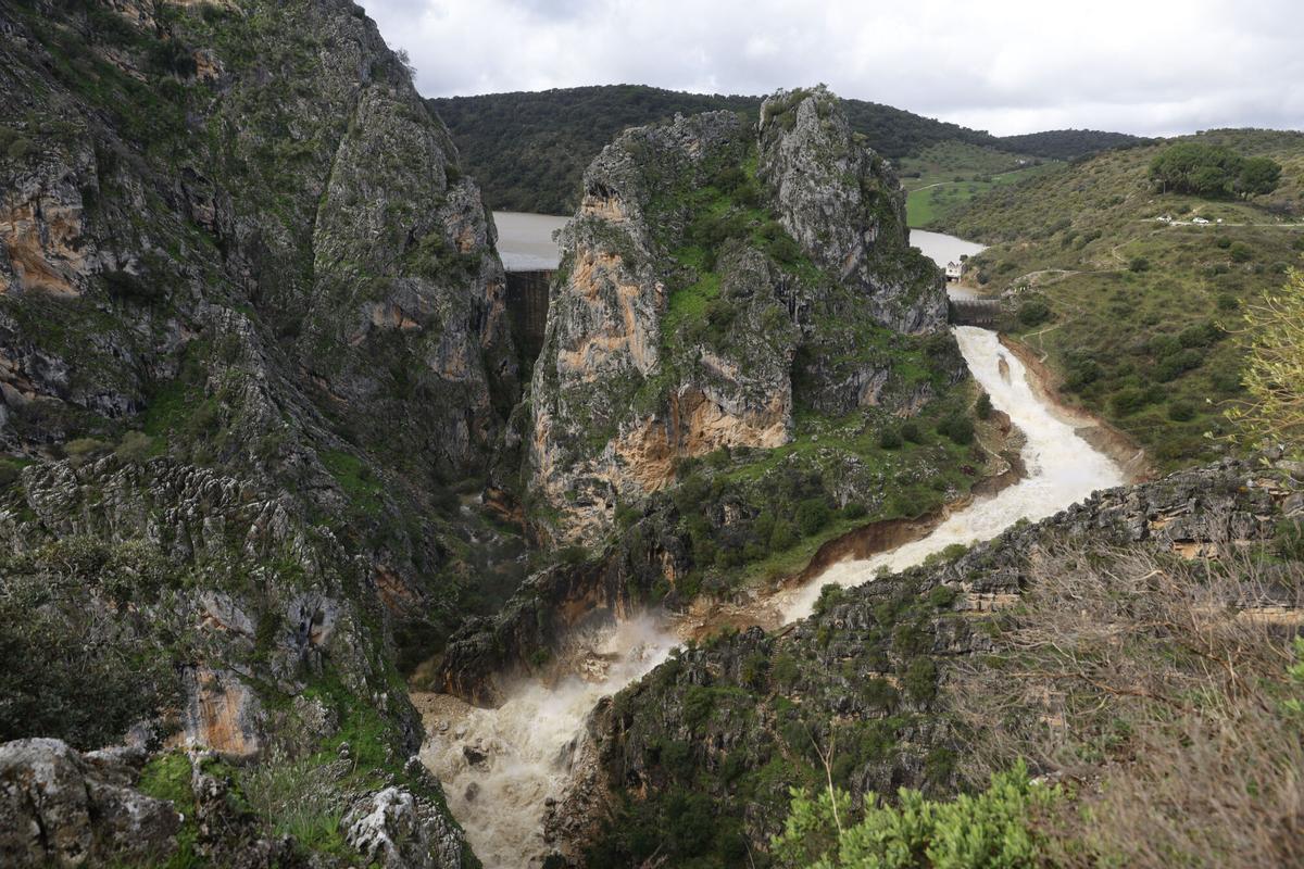 La presa de los Caballeros o del Hundidero, en Montejaque (Málaga), que estaba siendo controlada por el riesgo de un desbordamiento, ha activado este viernes sus aliviaderos cuando se encontraba a unos 22 centímetros de su coronación, lo que ha permitido dar "un respiro" a los vecinos de la zona.