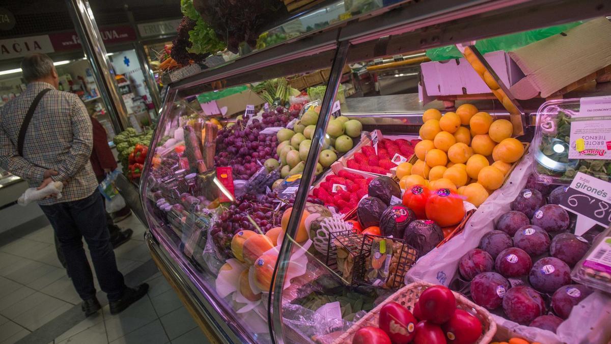 Frutas y verduras en un establecimiento comercial.