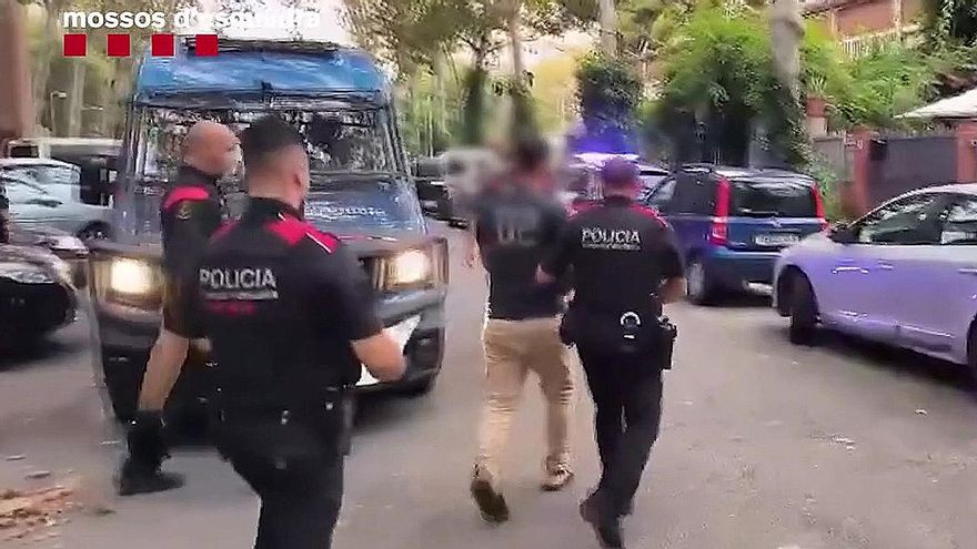 Cinco detenidos por robar y agredir con una defensa eléctrica a una pareja que estaba en un coche en Cornellà