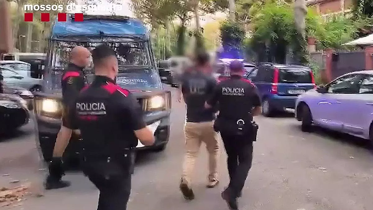 Cinco detenidos por robar y agredir con una defensa eléctrica a una pareja que estaba en un coche en Cornellà