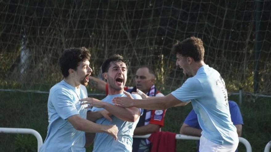 El Ribadesella golea al Titánico (1-4), gana la Copa Asturfútbol y sueña con ver en Oreyana a un Primera División
