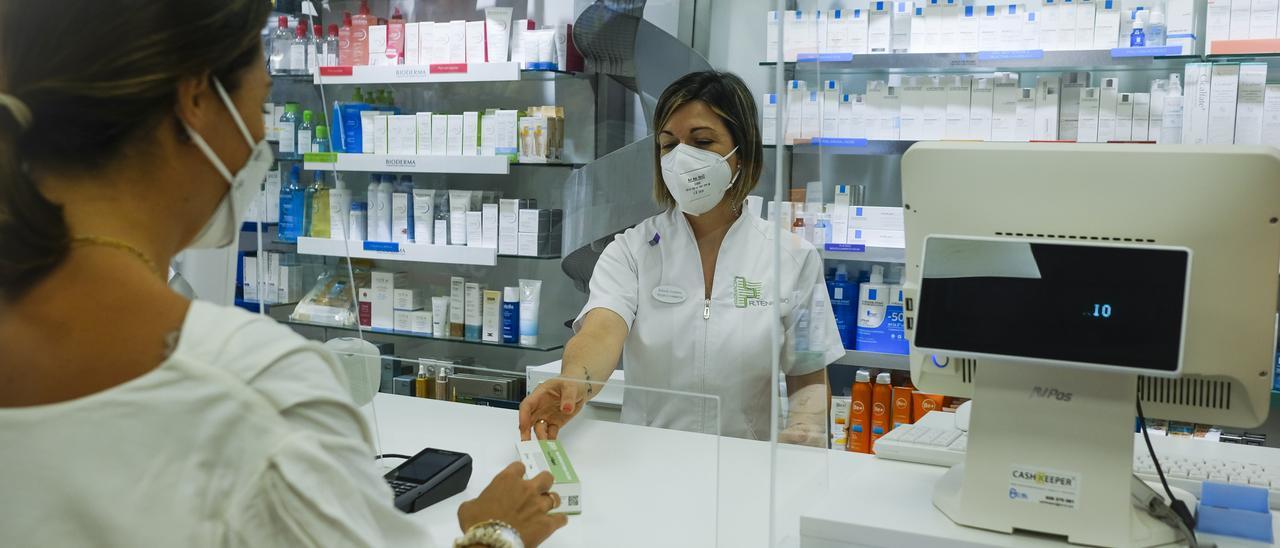 Venta de un test rápido de autodiagnóstico en una farmacia de la capital grancanaria.