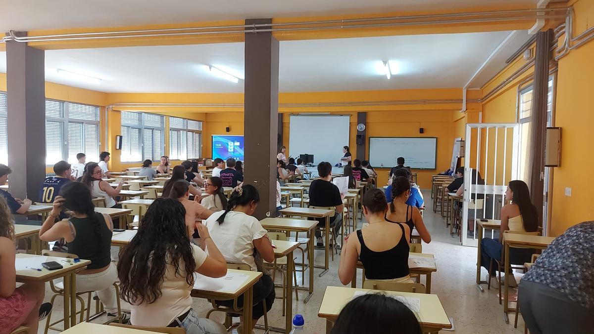 Aspecto de una de las aulas para la PAU 2026 esta mañana en el IES León Felipe.