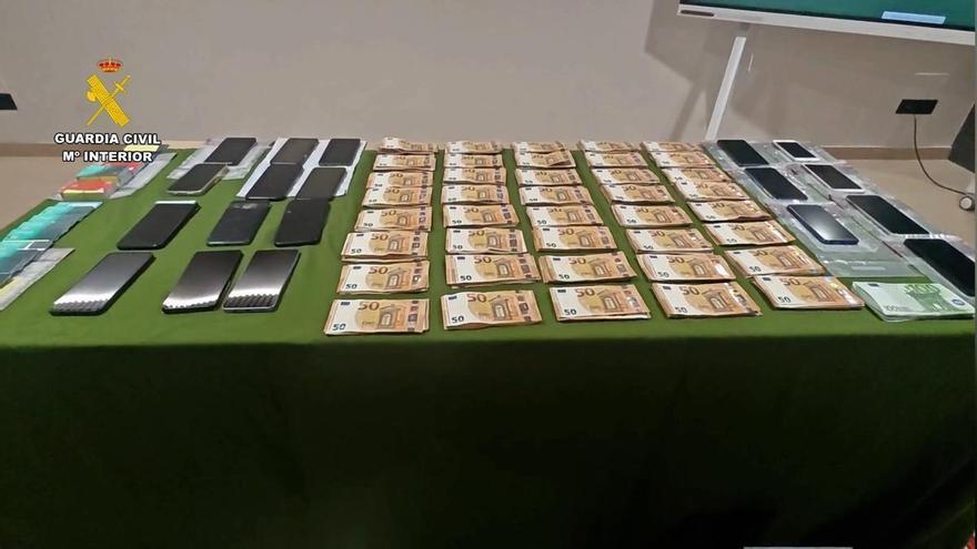 Cae una red de ciberestafadores que enviaba 100.000 SMS falsos por hora para robar cuentas bancarias