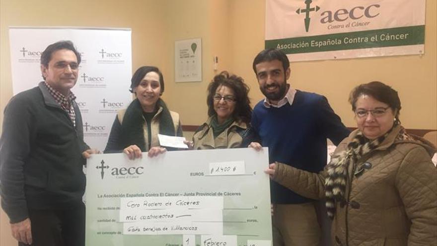 El coro rociero dona 1.400 € a la asociación contra el cáncer