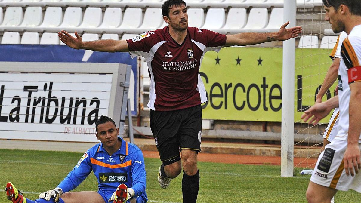 Toché celebra un gol ante el Albacete con Keylon Navas en el suelo. | L.O.