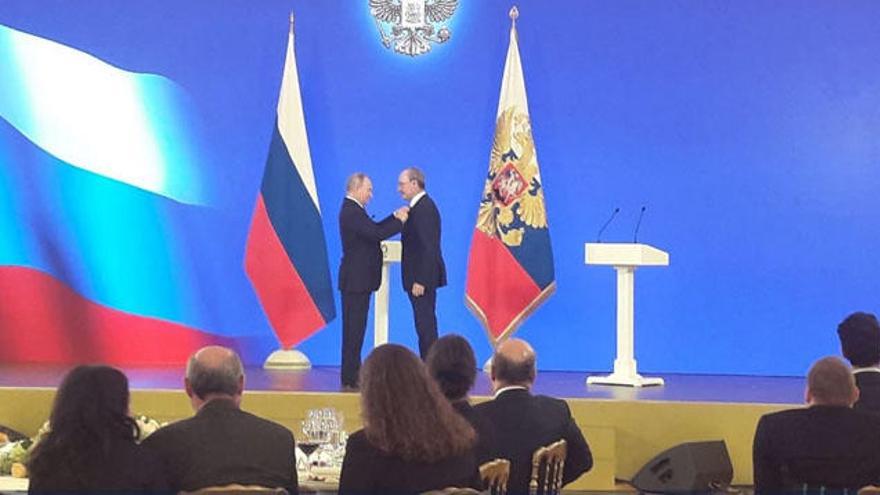 El alcade de Málaga recibe la condecoración de Putin.