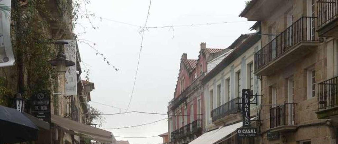 Una calle comercial de Cambados. // Noé Parga