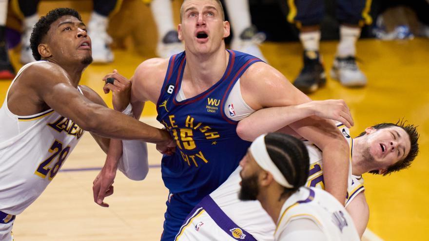 Jokic pelea con varios jugadores de los Lakers por capturar un rebote en la reciente final del Oeste.