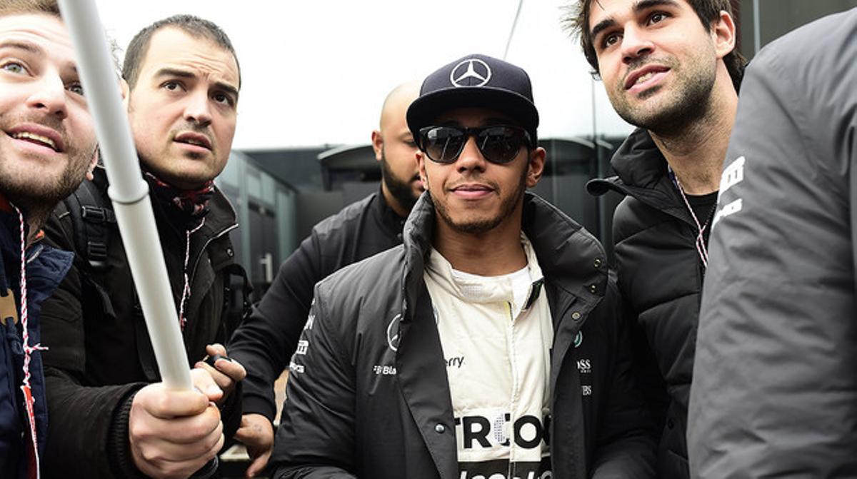 Lewis Hamilton es fa un {’selfie’} amb uns aficionats, a Montmeló. Lewis Hamilton es fa un {’selfie’} amb uns aficionats, a Montmeló.