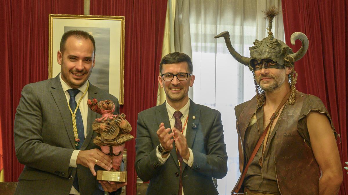 El alcalde de Arjonilla a la izquierda, Luis Miguel Carmona, con el alcalde de Padrón en el centro, Anxo Arca.